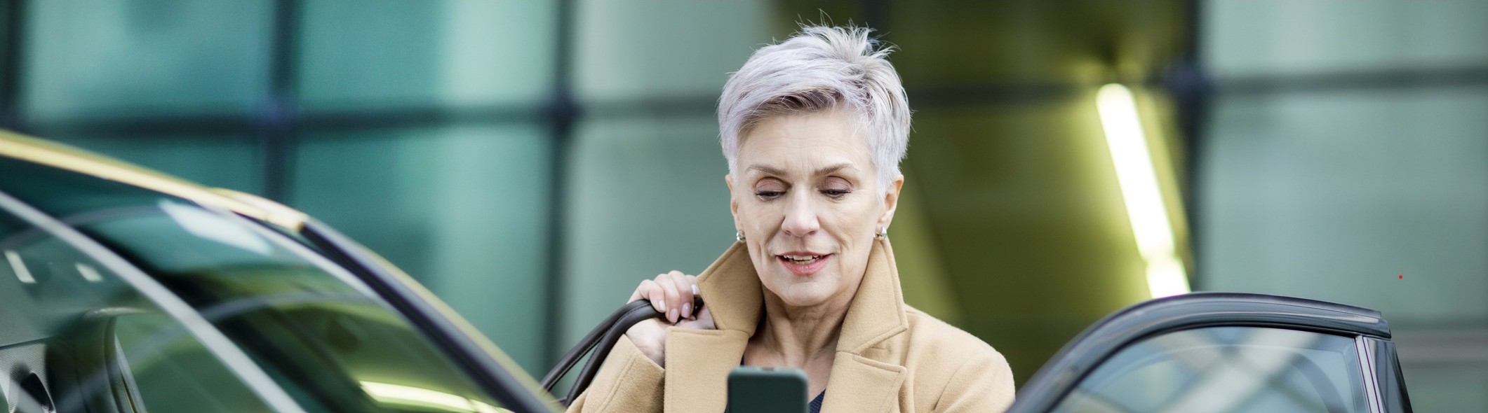 Frau mit Auto